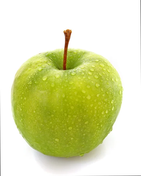 Nedves zöld alma vízzel borított csepp fehér háttér. — Stock Fotó