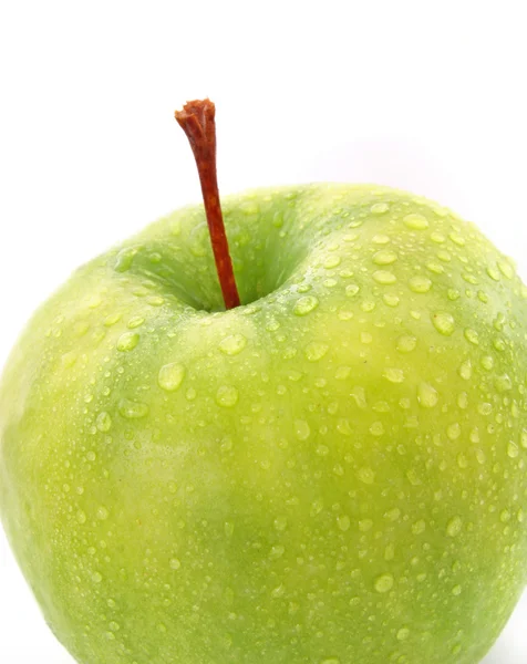 Grönt äpple med droppe vatten isolerad på vit — Stockfoto