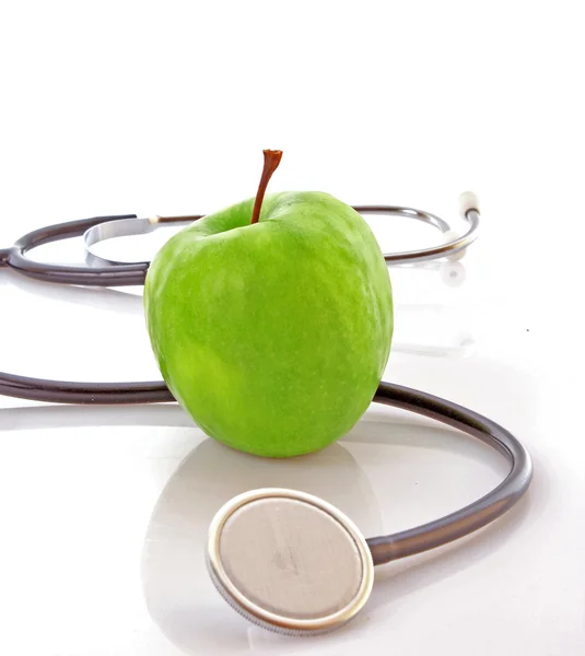 Stetoscopio e mela verde — Foto Stock