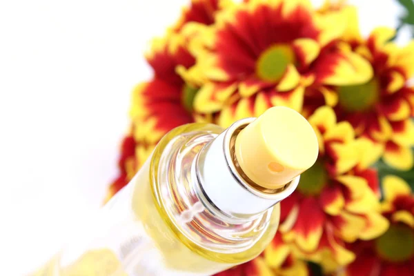 花と香水のボトル — ストック写真