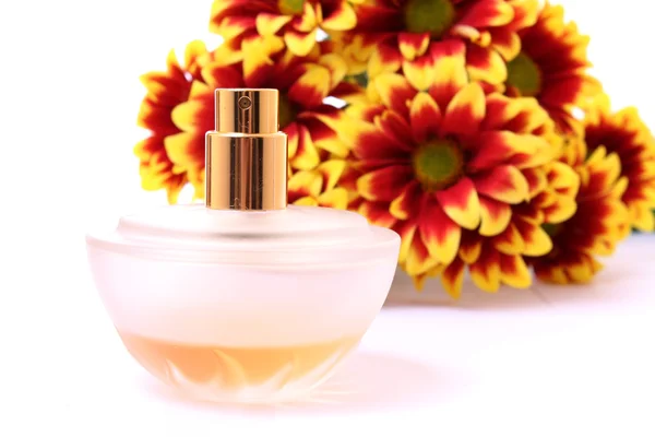 Garrafa de perfume com flores — Fotografia de Stock