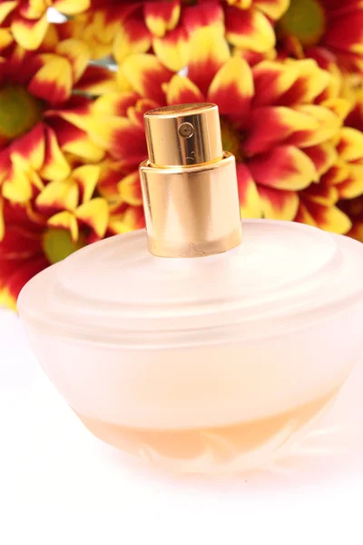 Flaska parfym med blommor — Stockfoto