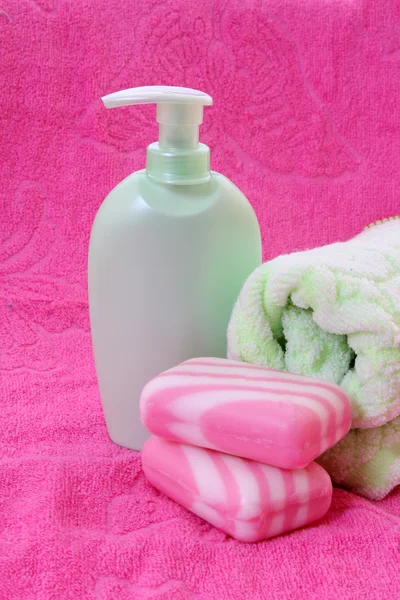 Sabão, flor e toalha em rosa — Fotografia de Stock