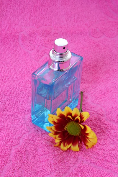 Botella de perfume con flor amarilla —  Fotos de Stock