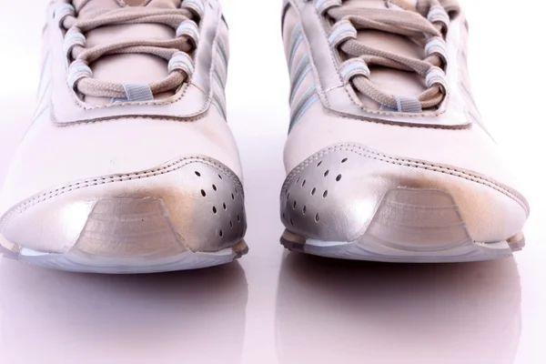 Jogging skor på vit bakgrund — Stockfoto