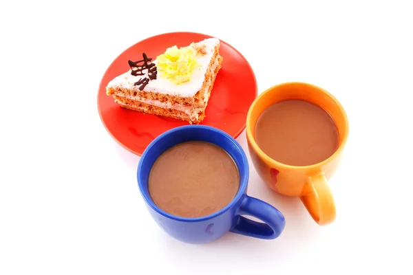Closeup of slice of tasty cake and coffee cups — Stock Photo, Image