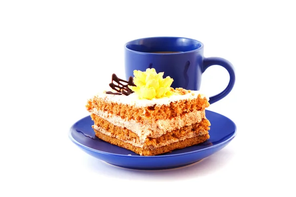 Крупный план кусочка вкусного торта и чашки кофе — стоковое фото