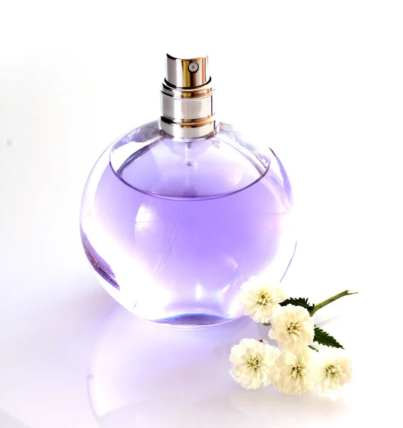 A fehér háttér mintázata parfümös üveg — Stock Fotó