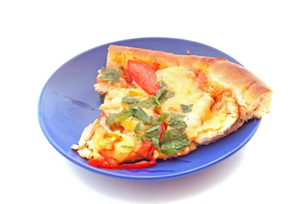 Dilimlenmiş lezzetli pizza plaka — Stok fotoğraf