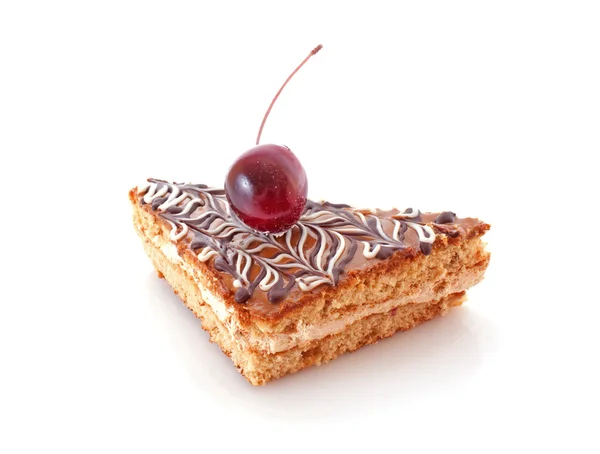 Кусок шоколадного торта и вишня на белом — стоковое фото