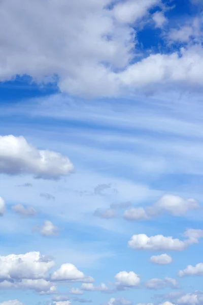Skyer på den blå himmelen – stockfoto