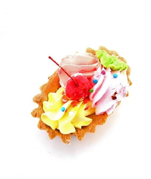 Pastel dulce con cereza sobre fondo blanco —  Fotos de Stock