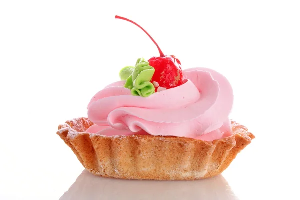 Розовый чизкейк с вишней мараскино на белом — стоковое фото