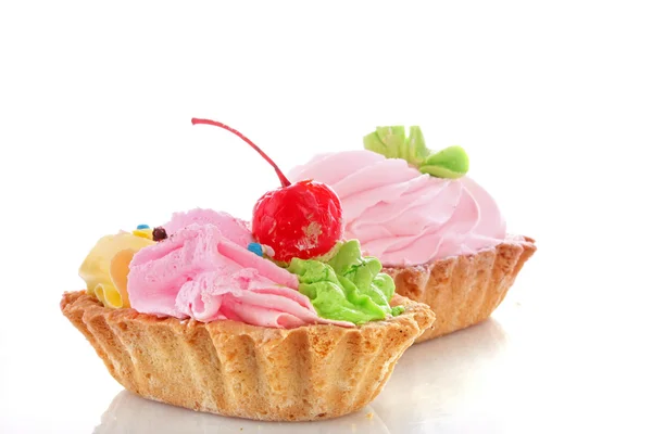 Zoete cake met cherry op witte achtergrond — Stockfoto