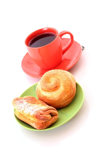 Broodjes en kopje thee op wit — Stockfoto
