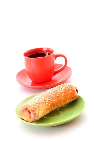 Broodjes en kopje thee op wit — Stockfoto