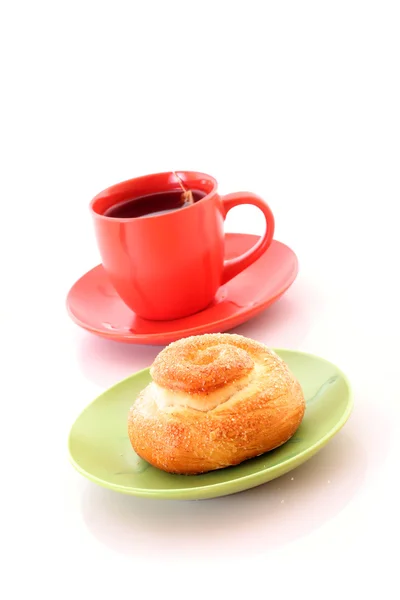 Panini e tazza di tè su bianco — Foto Stock