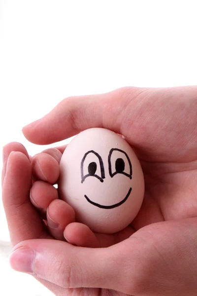 Яйце з посмішкою в руці — стокове фото