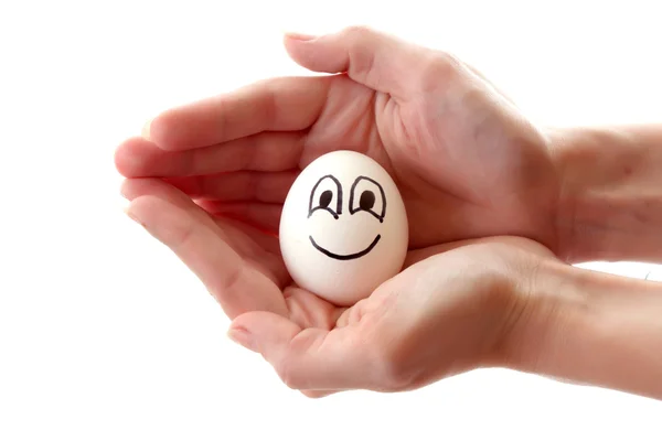 Яйце з посмішкою в руці — стокове фото