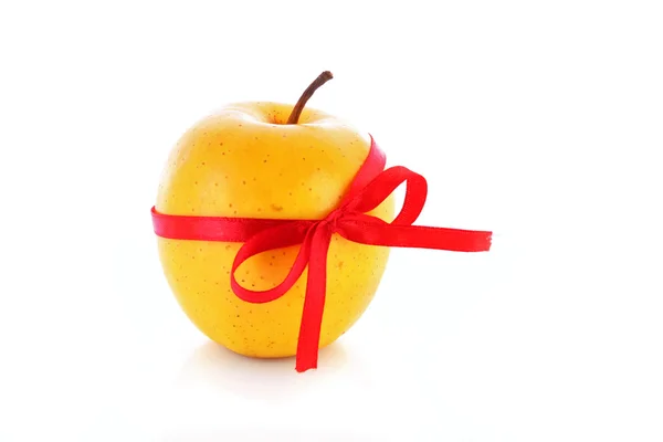 Żółte jabłko na białym tle na białym tle — Zdjęcie stockowe