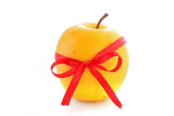 Kurdele beyaz zemin üzerine izole sarı elma — Stok fotoğraf