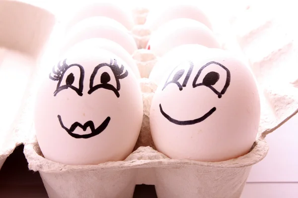 Dvě vejce v rukou izolovaných na bílém — Stock fotografie