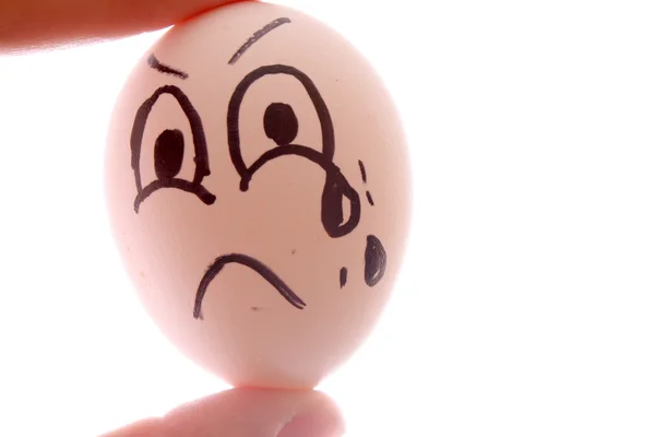 Trauriges Ei in den Händen isoliert auf weißem Grund — Stockfoto