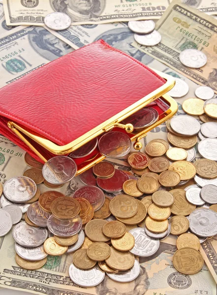 赤い女性の財布とコイン — ストック写真