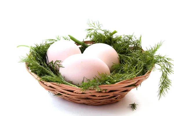 Eieren in het nest geïsoleerd — Stockfoto