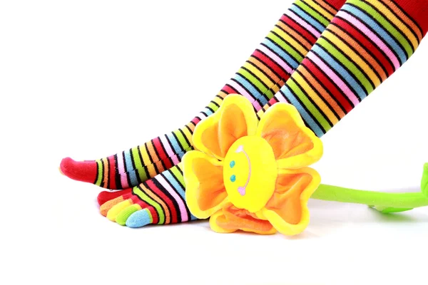 Kadın bacaklar beyaz zemin üzerine şerit çorap — Stok fotoğraf