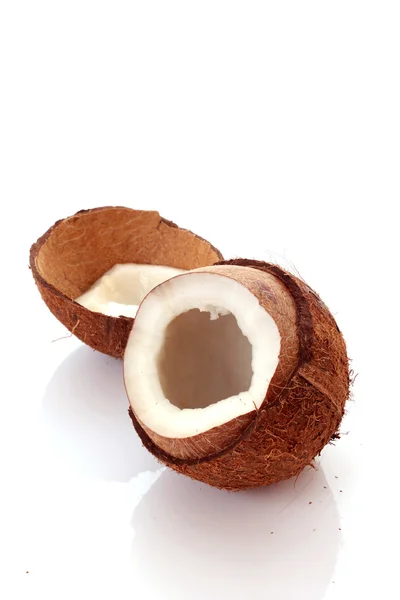 Две половинки кокоса на белом — стоковое фото