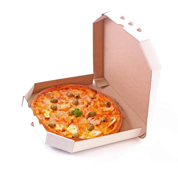 Целая пицца с оливками в коробке на белом фоне — стоковое фото