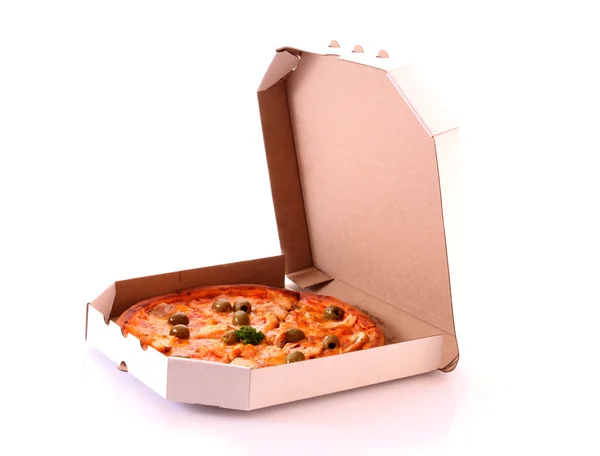 Leckere Pizza mit Oliven im Karton — Stockfoto