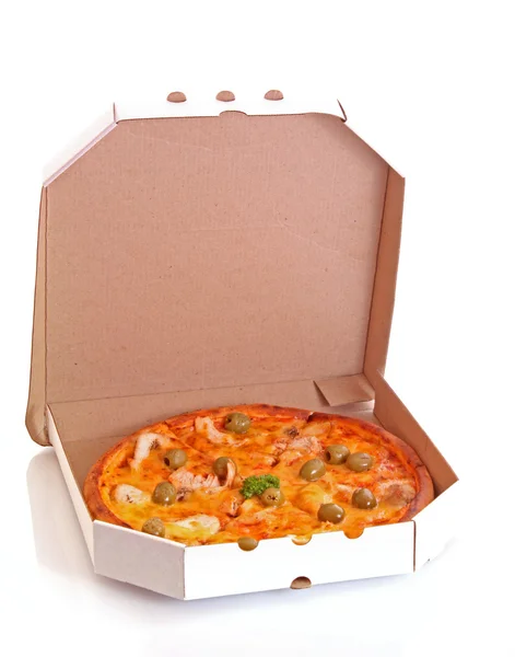 Sabrosa pizza con aceitunas en blanco —  Fotos de Stock