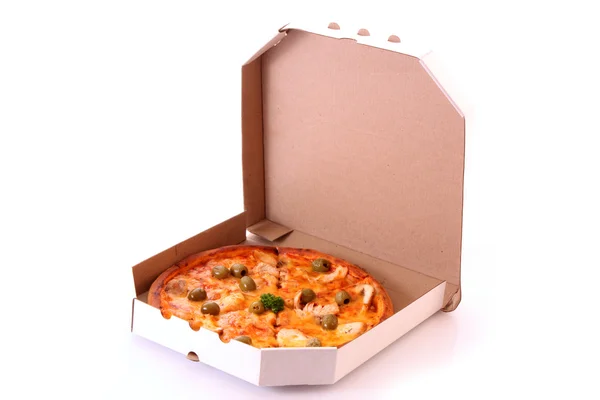 Sabrosa pizza con aceitunas en blanco — Foto de Stock
