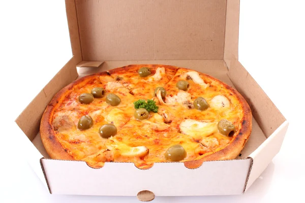 Leckere Pizza mit Oliven auf weiß — Stockfoto