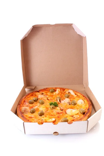 Välsmakande pizza med Oliver på vit — Stockfoto