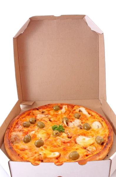 Ganze Pizza mit Oliven in Schachtel vor weißem Hintergrund — Stockfoto
