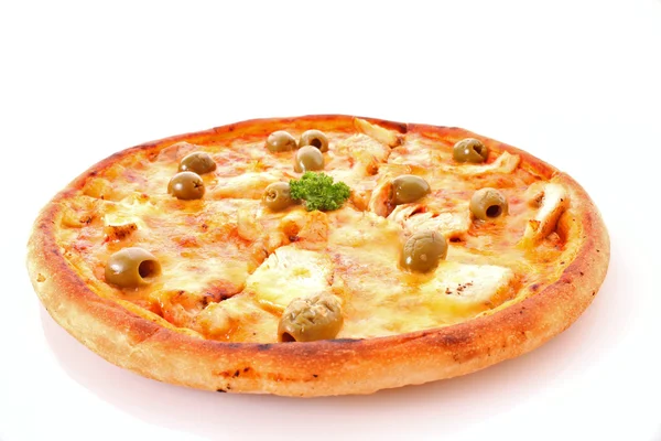 Välsmakande pizza med Oliver på vit — Stockfoto
