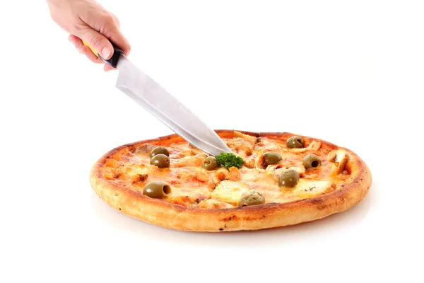 Вкусная пицца с оливками на белом — стоковое фото