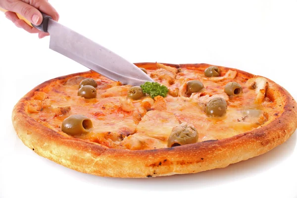 Dobrá pizza s olivami na bílém pozadí — Stock fotografie
