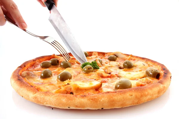 Beyaz üzerine zeytin ile lezzetli pizza — Stok fotoğraf