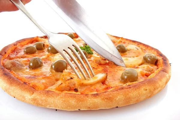 Νόστιμη πίτσα με ελιές απομονωμένες σε λευκό — Φωτογραφία Αρχείου