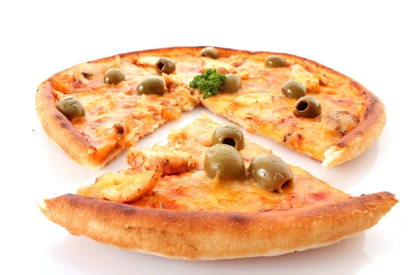 Вкусная пицца с оливками изолированы на белом — стоковое фото