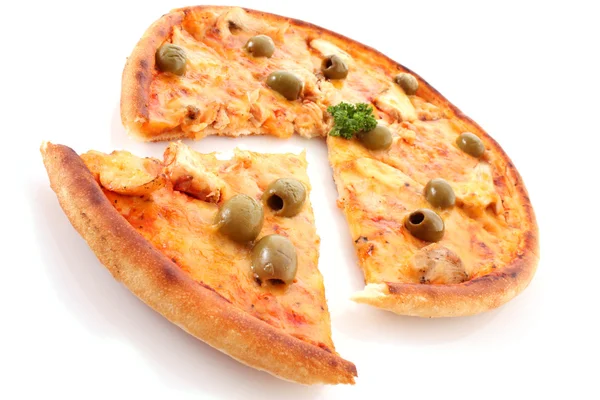 Νόστιμη πίτσα με ελιές απομονωμένες σε λευκό — Φωτογραφία Αρχείου