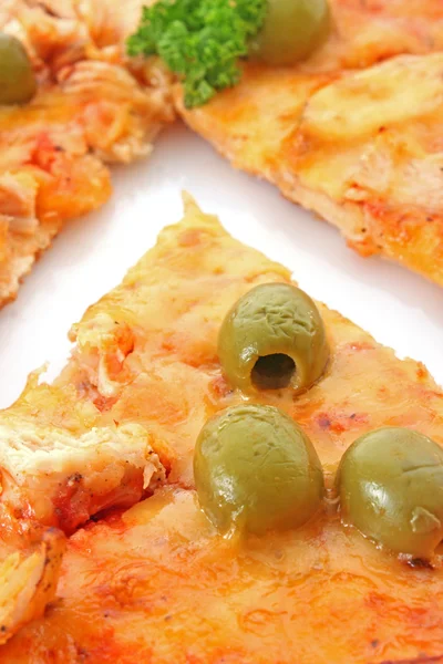 Smaczne pizze z oliwki biały — Zdjęcie stockowe