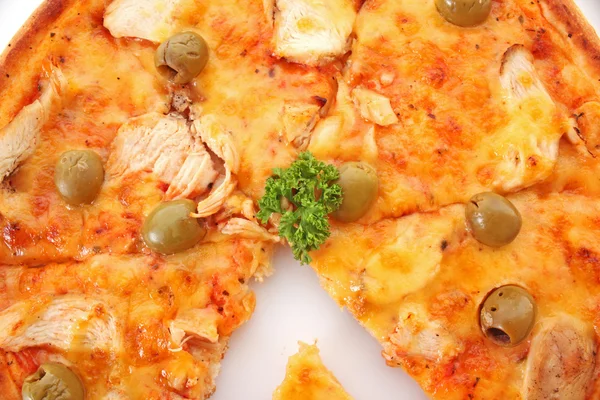 Pizza gustoasă cu măsline izolate pe alb — Fotografie, imagine de stoc