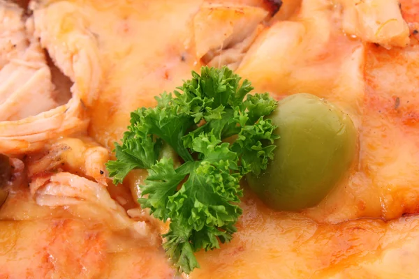 Välsmakande pizza med gröna oliver närbild — Stockfoto