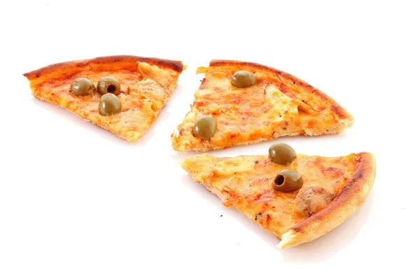 Pizza fresca aislada sobre fondo blanco — Foto de Stock