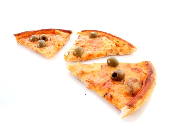 Beyaz üzerine zeytin ile lezzetli pizza — Stockfoto